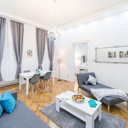 Dominik Budapest